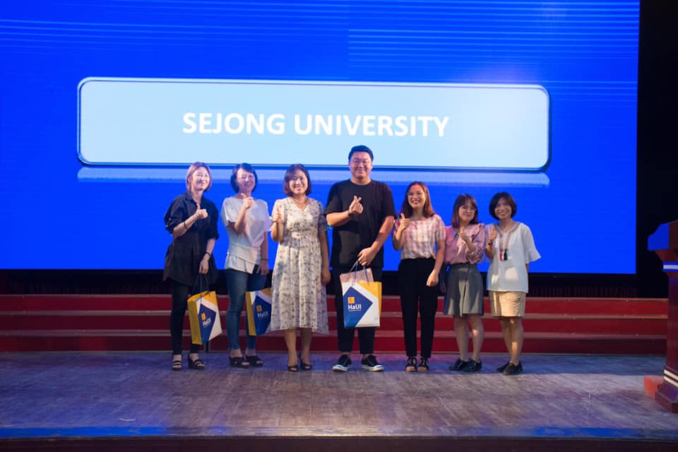 Đoàn tình nguyện UNIK Đại Học Sejong giao lưu cùng sinh viên Khoa Ngoại ngữ