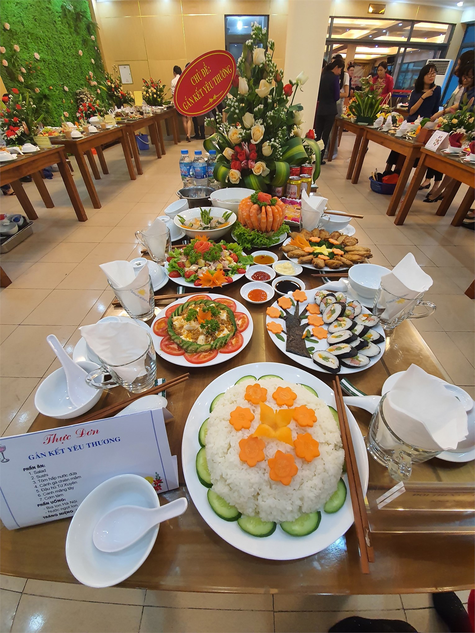 Mâm cơm “Gắn kết yêu thương” của Khoa Ngoại ngữ chào mừng ngày Phụ nữ Việt Nam
