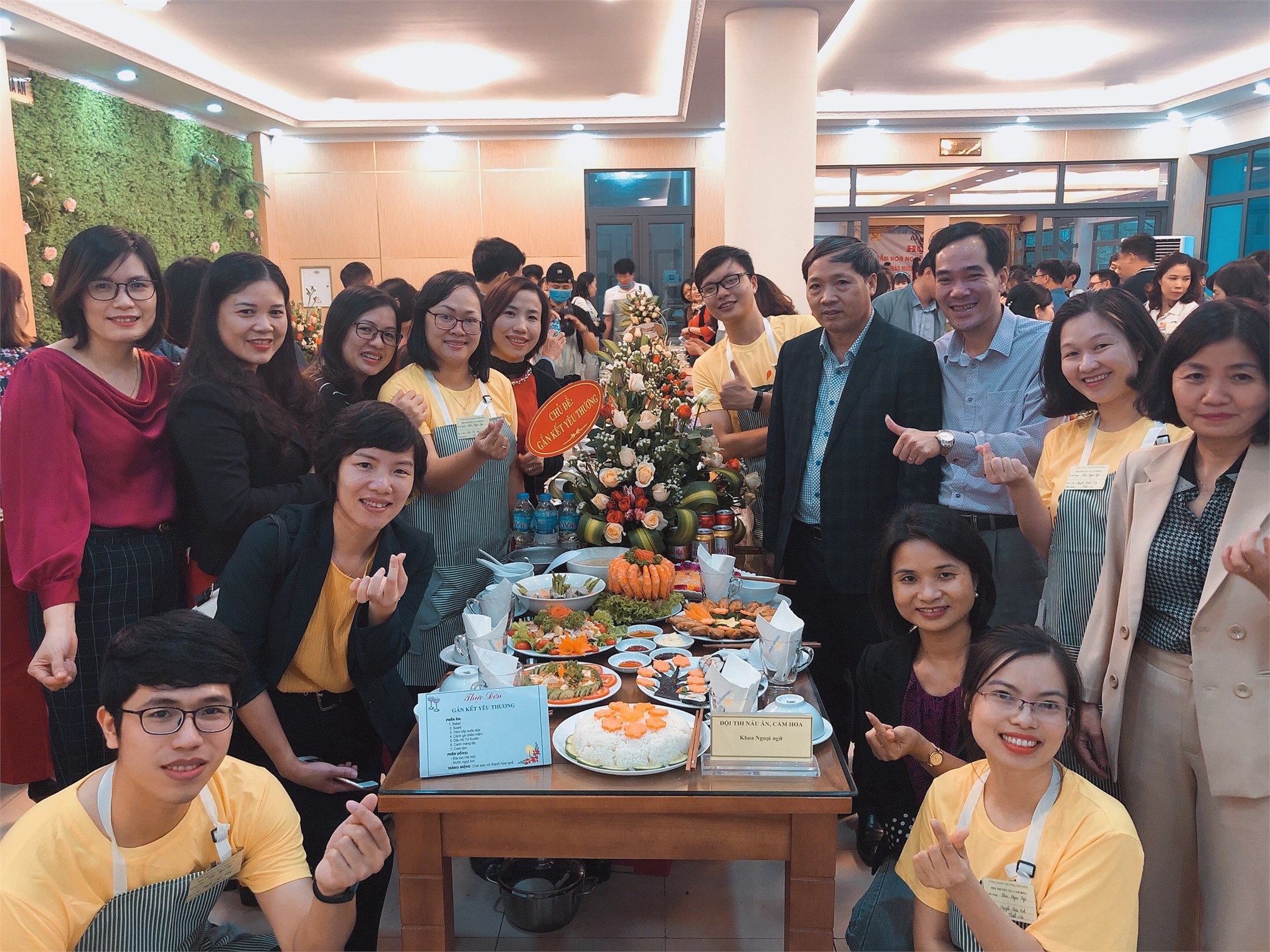 Mâm cơm “Gắn kết yêu thương” của Khoa Ngoại ngữ chào mừng ngày Phụ nữ Việt Nam