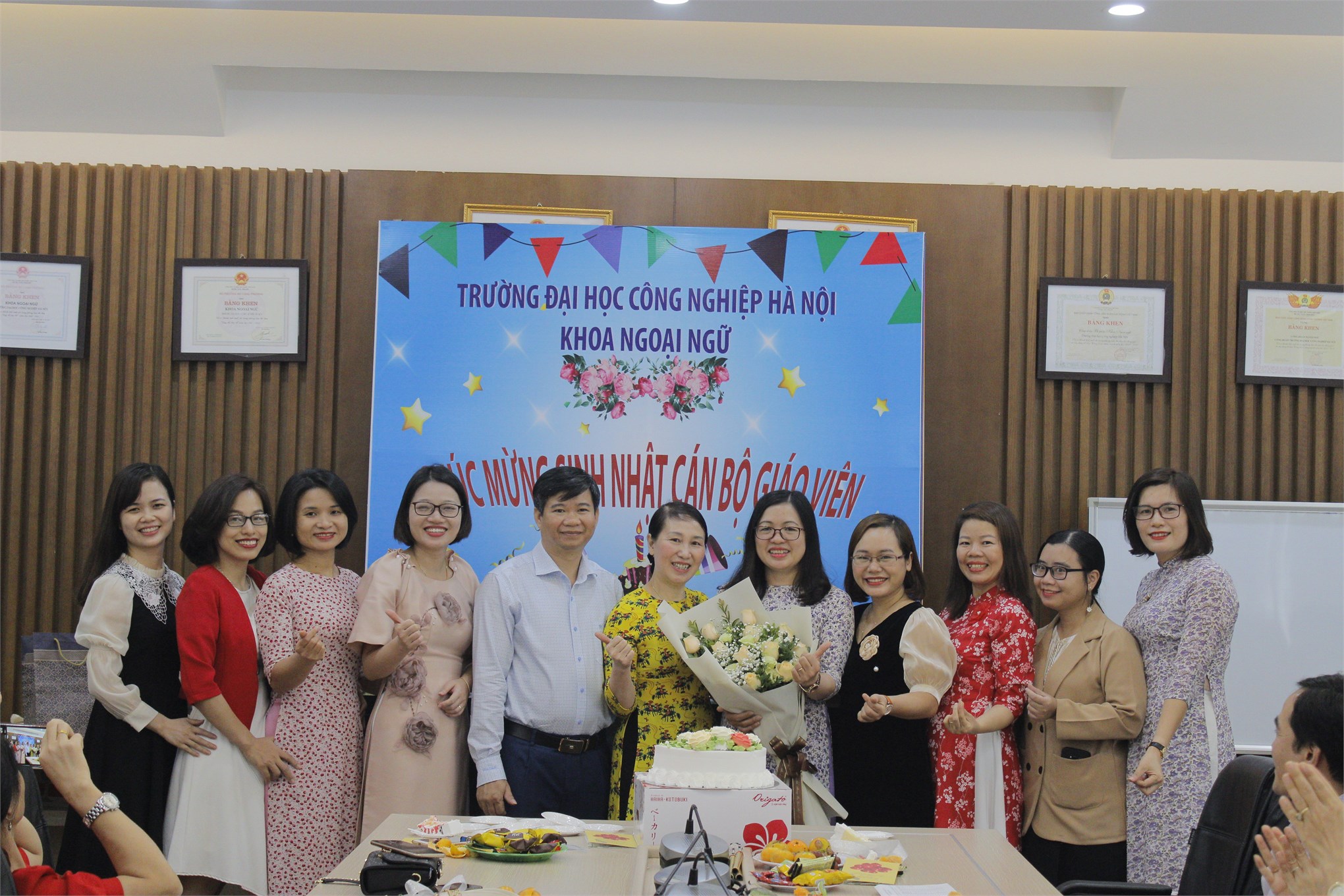 Khoa Ngoại ngữ tổ chức gặp mặt chào mừng ngày Nhà giáo Việt Nam 20-11