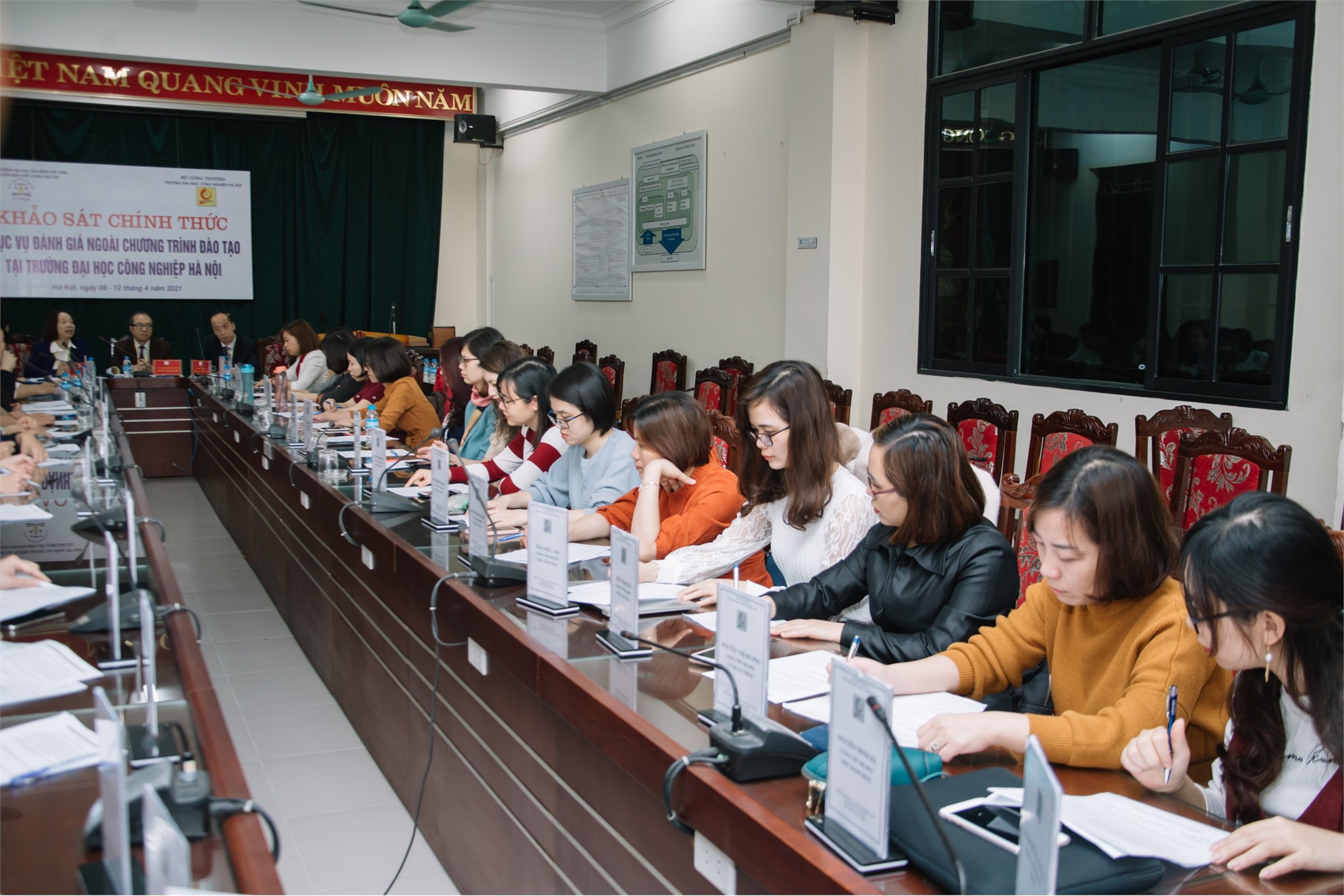 Đoàn chuyên gia đánh giá ngoài chương trình đào tạo đến khảo sát tại Khoa Ngoại ngữ - Trường Đại học Công nghiệp Hà Nội