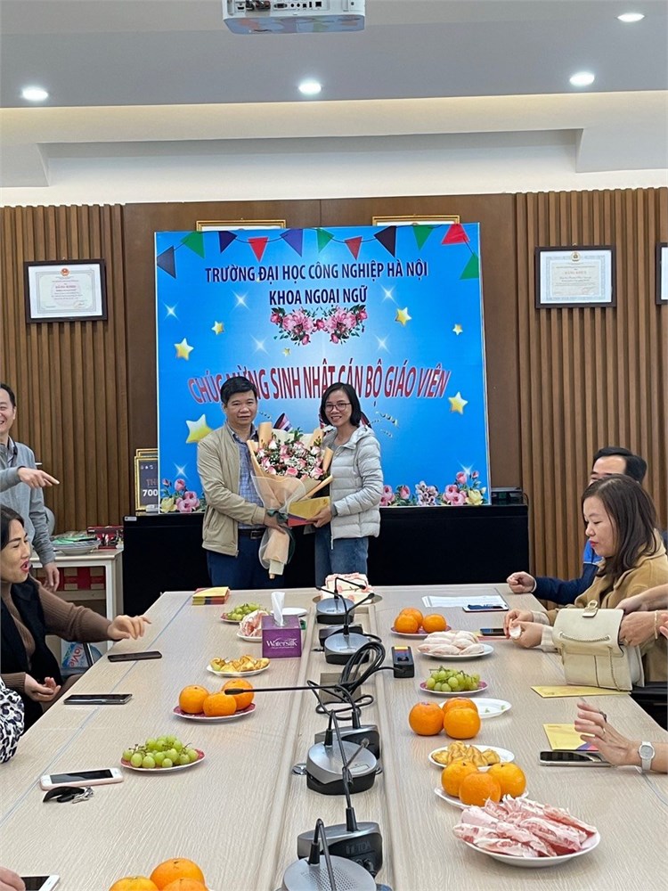 Công đoàn khoa Ngoại ngữ tổ chức chúc mừng ngày Phụ nữ Việt Nam 20/10 và sinh nhật cho CBGV