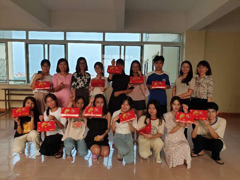 Khoa Ngoại ngữ tổ chức trao quà Tết Trung thu cho lưu học sinh Trung Quốc